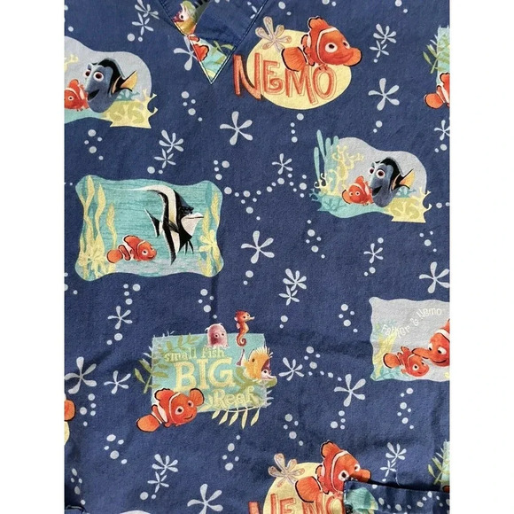 Disney Finding Nemo Womens Scrub Top Sz XS Medical Nurse Fish Pockets V Neck Vet - Picture 6 of 10
